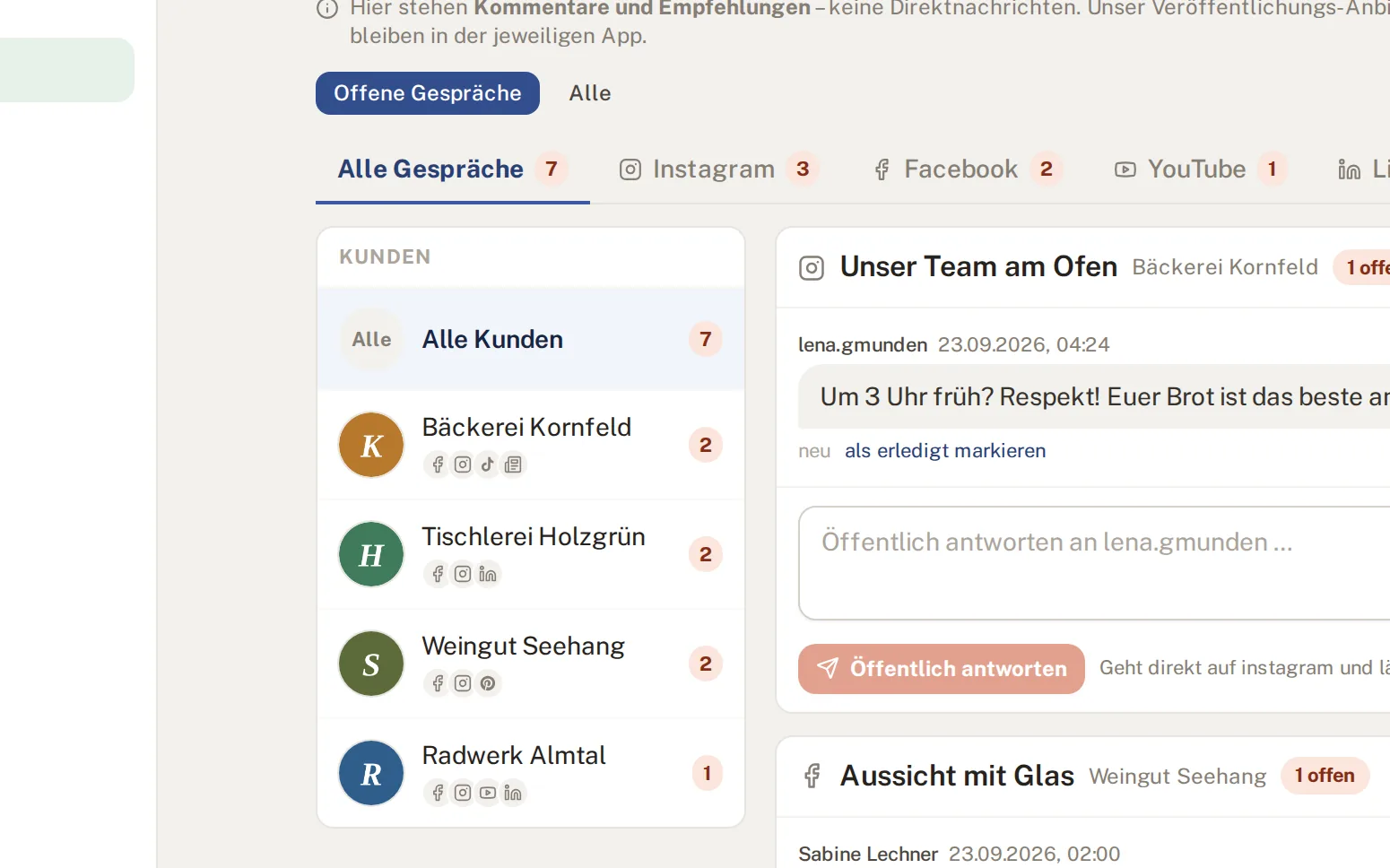 Community-Posteingang mit Kommentaren mehrerer Kunden und Kanäle